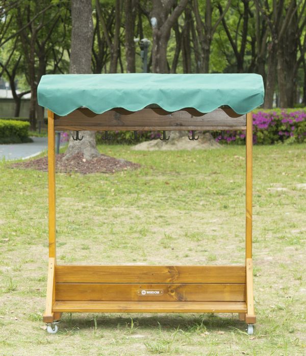 Mobile Outdoor-Garderobe mit Markise
