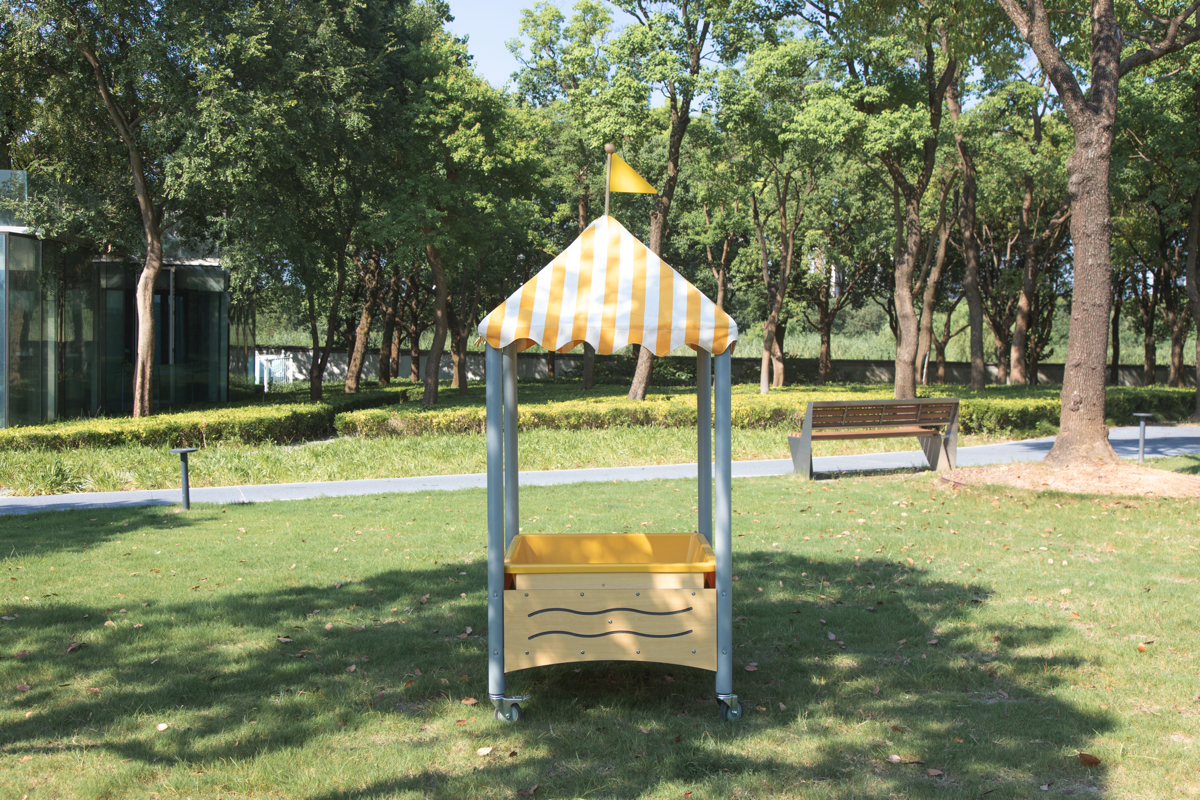 Mobiler Matschtisch mit Spitzdach Mobiler Matschtisch mit Spitzdach