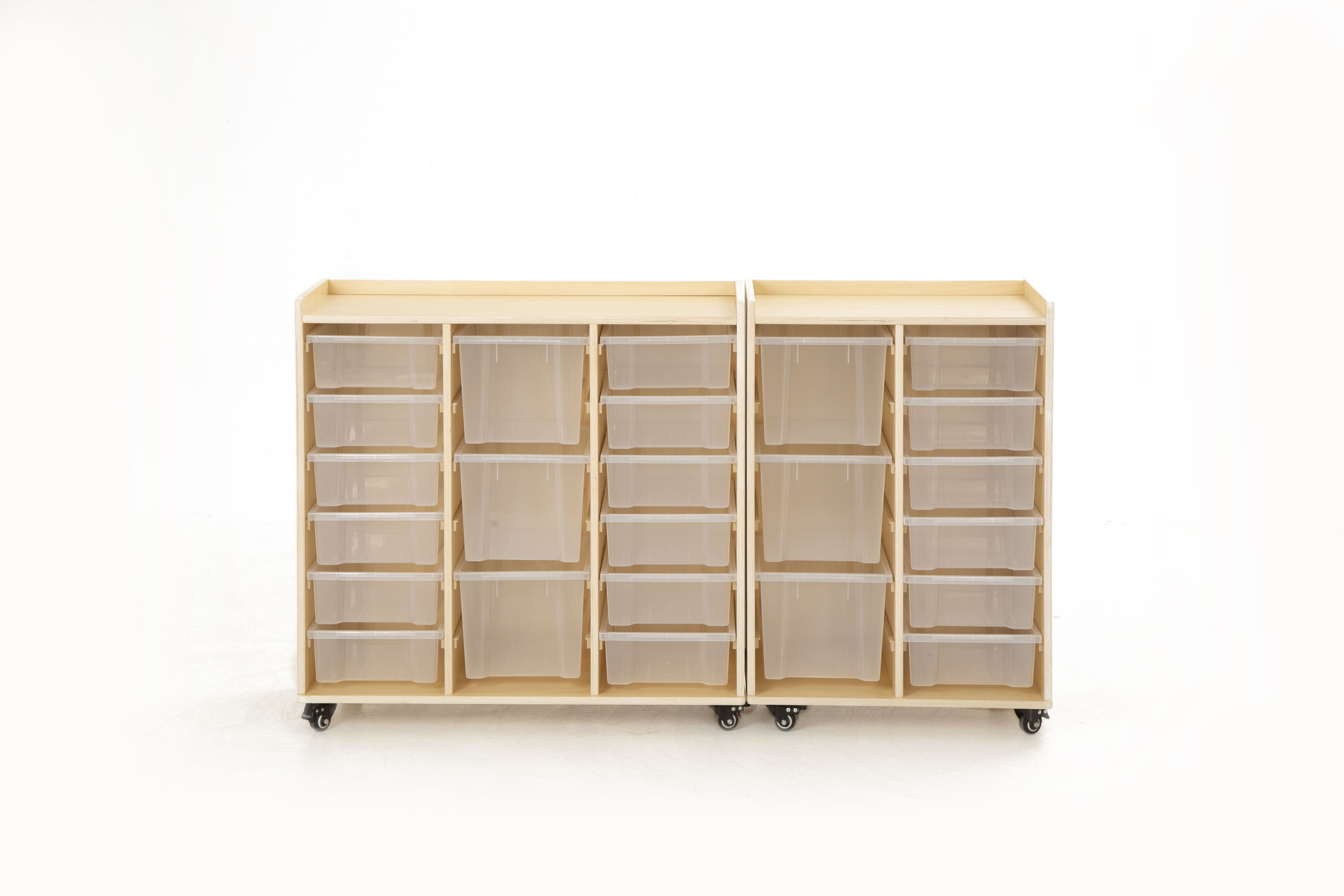 Mobile Regale mit 15 und 9 Kunststoffboxen