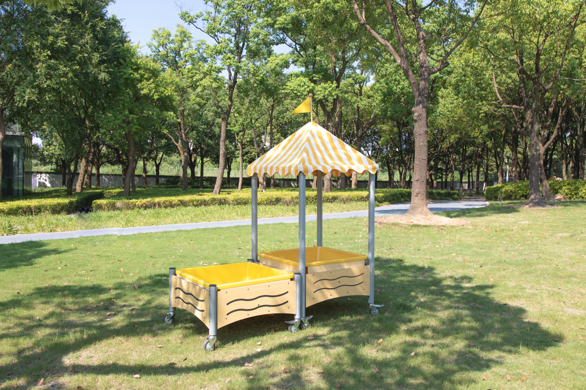 Mobiler Matschtisch mit Spitzdach Mobiler Matschtisch mit Spitzdach