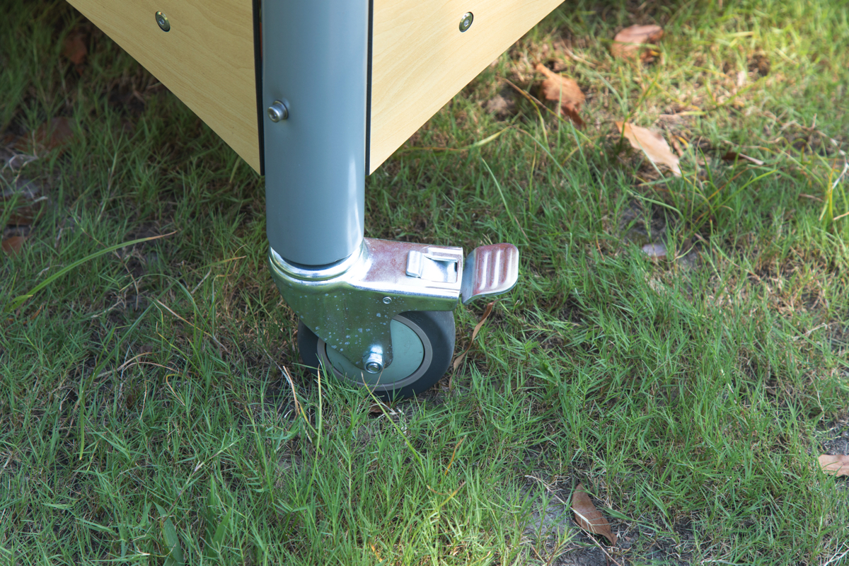 Mobiler Matschtisch mit Spitzdach Mobiler Matschtisch mit Spitzdach