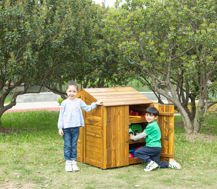 Outdoor-Schrank mit geschlossenen Türen