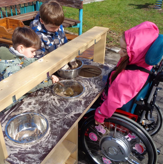 Outdoor Matschtisch "Elli" massiv mit Edelstahlschüsseln für Rollstuhlkinder