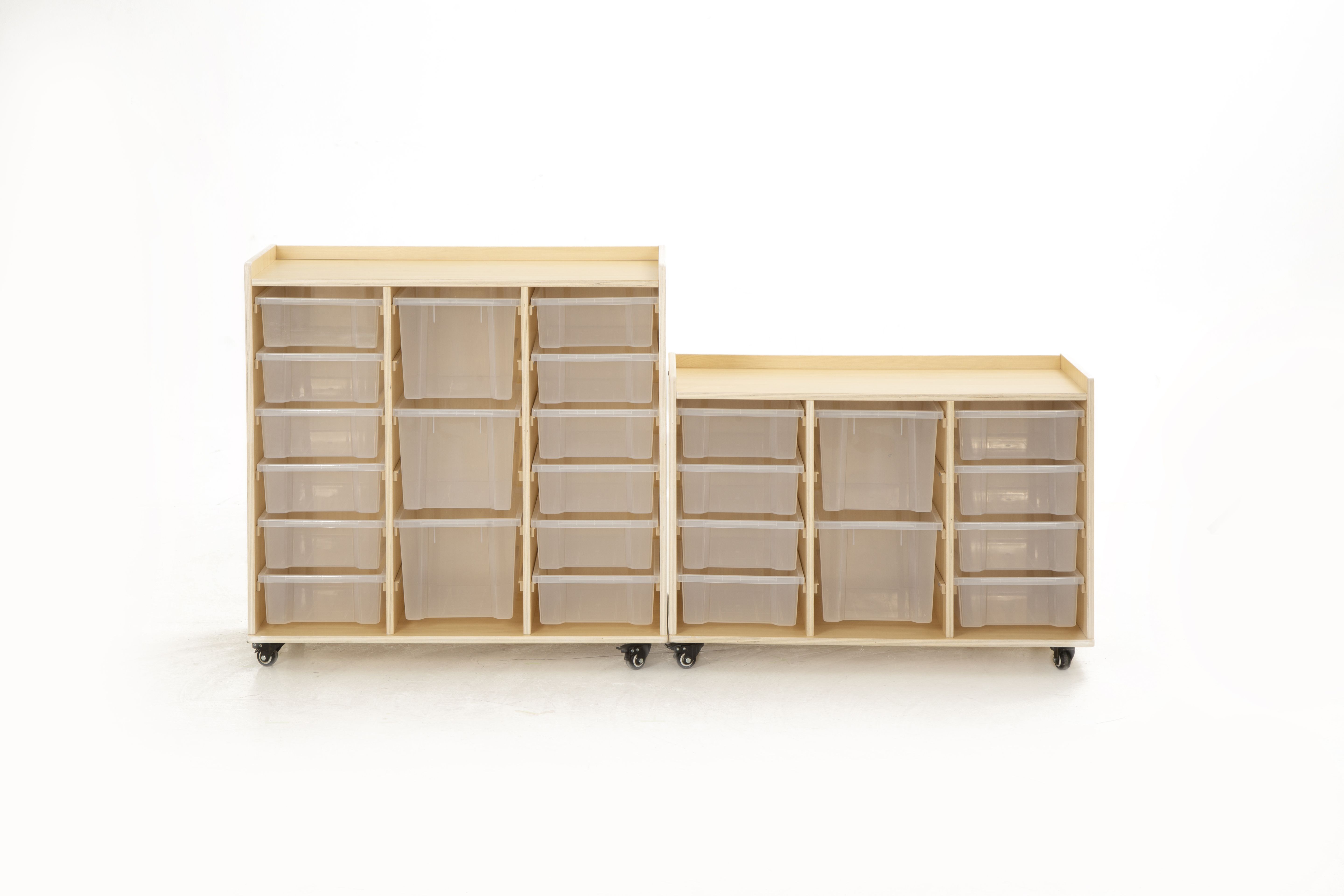 Mobile Regale mit 15 und 10 Kunststoffboxen