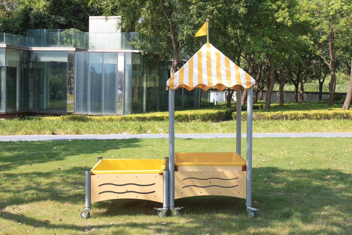 Mobiler Matschtisch mit Spitzdach Mobiler Matschtisch mit Spitzdach