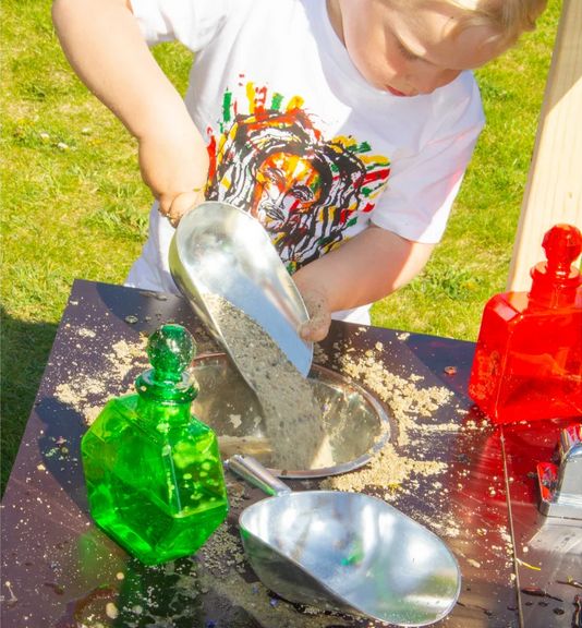 Outdoor Matschtisch massiv mit Edelstahlschüsseln "Flow"