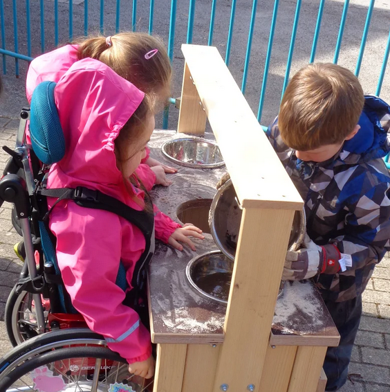 Outdoor Matschtisch "Elli" massiv mit Edelstahlschüsseln für Rollstuhlkinder